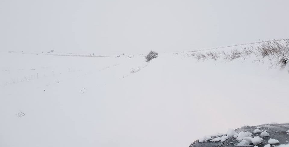Drumarii au abandonat DJ 107M (Săvădisla-Săcel-Băişoara) la prima zăpadă serioasă!