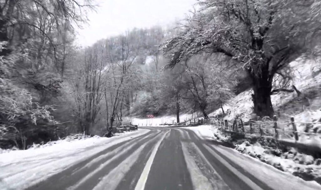Elevii din Iara, Valea Ierii şi Săcuieu împiedicaţi de zăpadă să ajungă la şcoală!