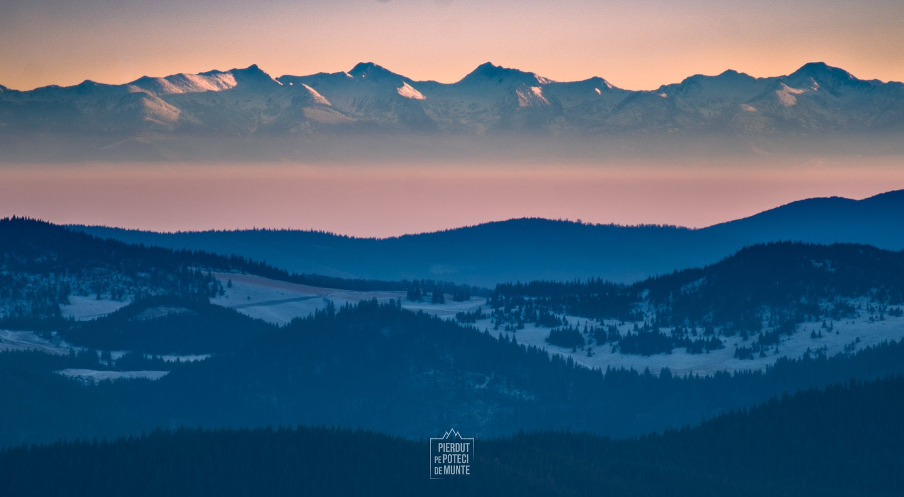 FOTO spectaculoasă de pe Vârful Vlădeasa: Vârfurile masivului Retezat, la 140 km în linie dreaptă!
