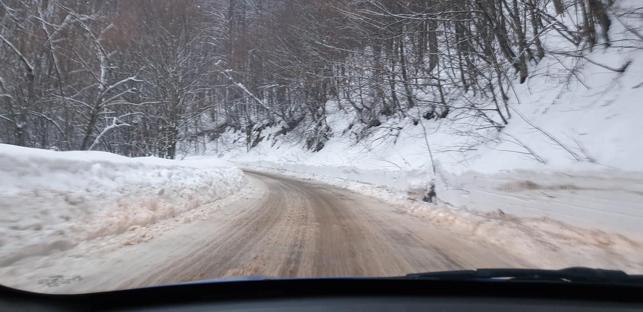 Dumul spre Stâna de Vale (DJ 764A) este curățat! Drum bun!