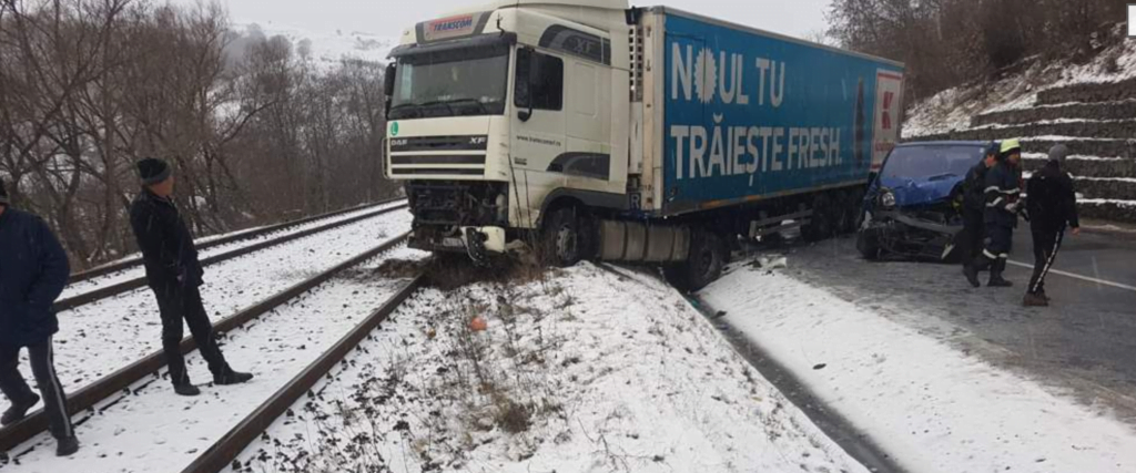 Bologa:  Un TIR a ajuns pe calea ferată după impact! Trafic îngreunat pe DN1