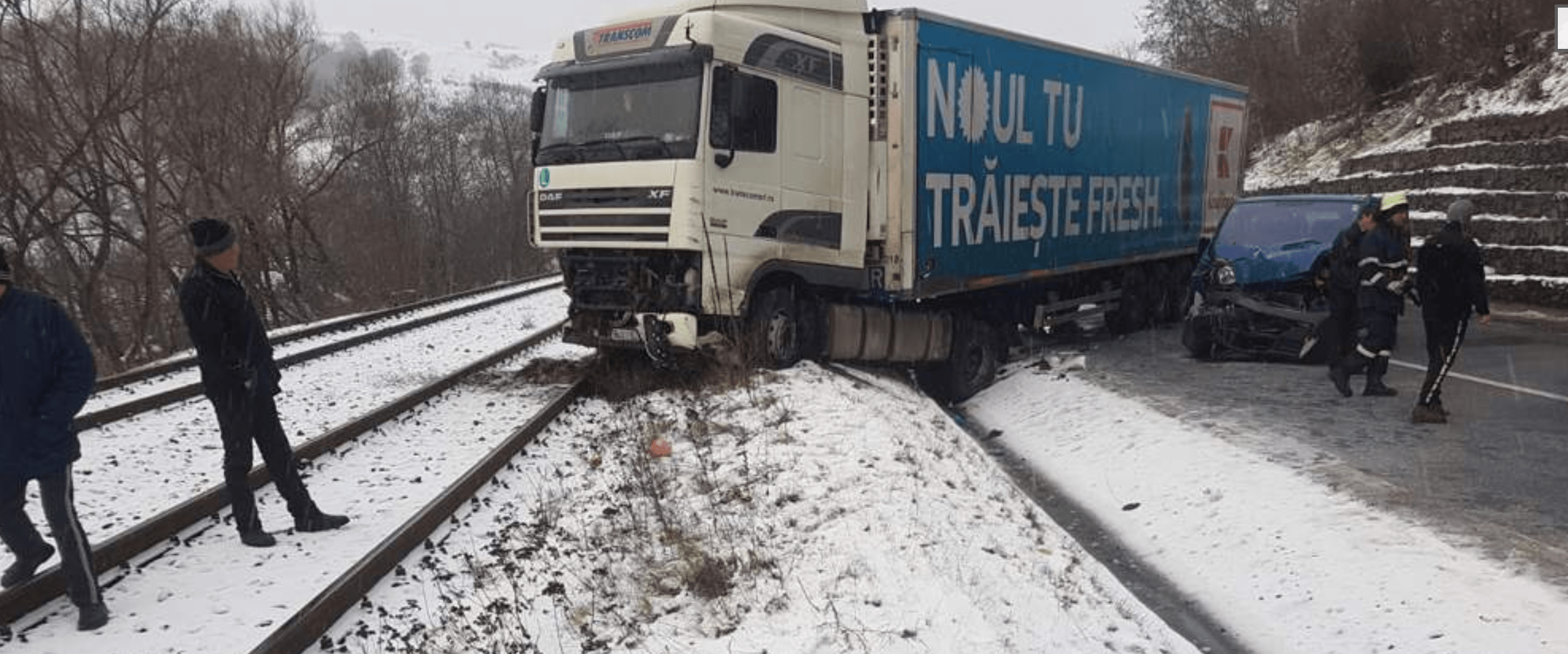 Bologa:  Un TIR a ajuns pe calea ferată după impact! Trafic îngreunat pe DN1