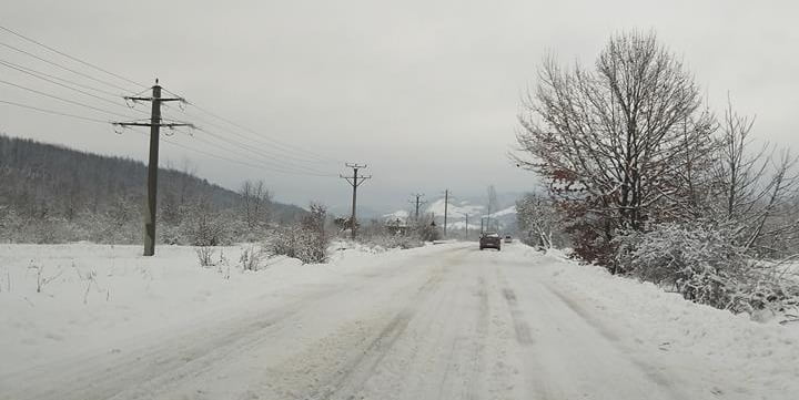 Drumul Sebiș-Moneasa este acoperit de zăpadă: drumarii arădeni dorm în papuci!
