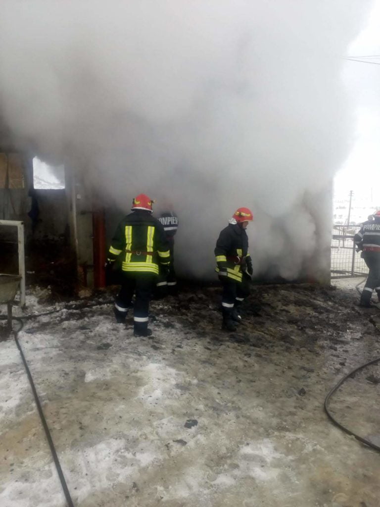 Pompierii din Huedin au intervenit la un incendiu, la o gospodărie din Aluniș