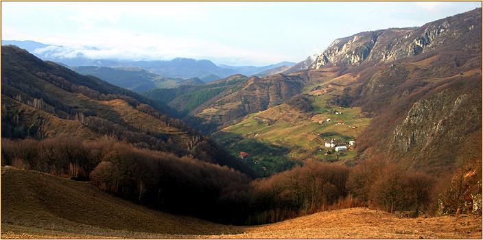 PETIȚIE ONLINE: Locuitorii de la Sub Piatră vor un pod pietonal peste pârâul Valea Morilor!