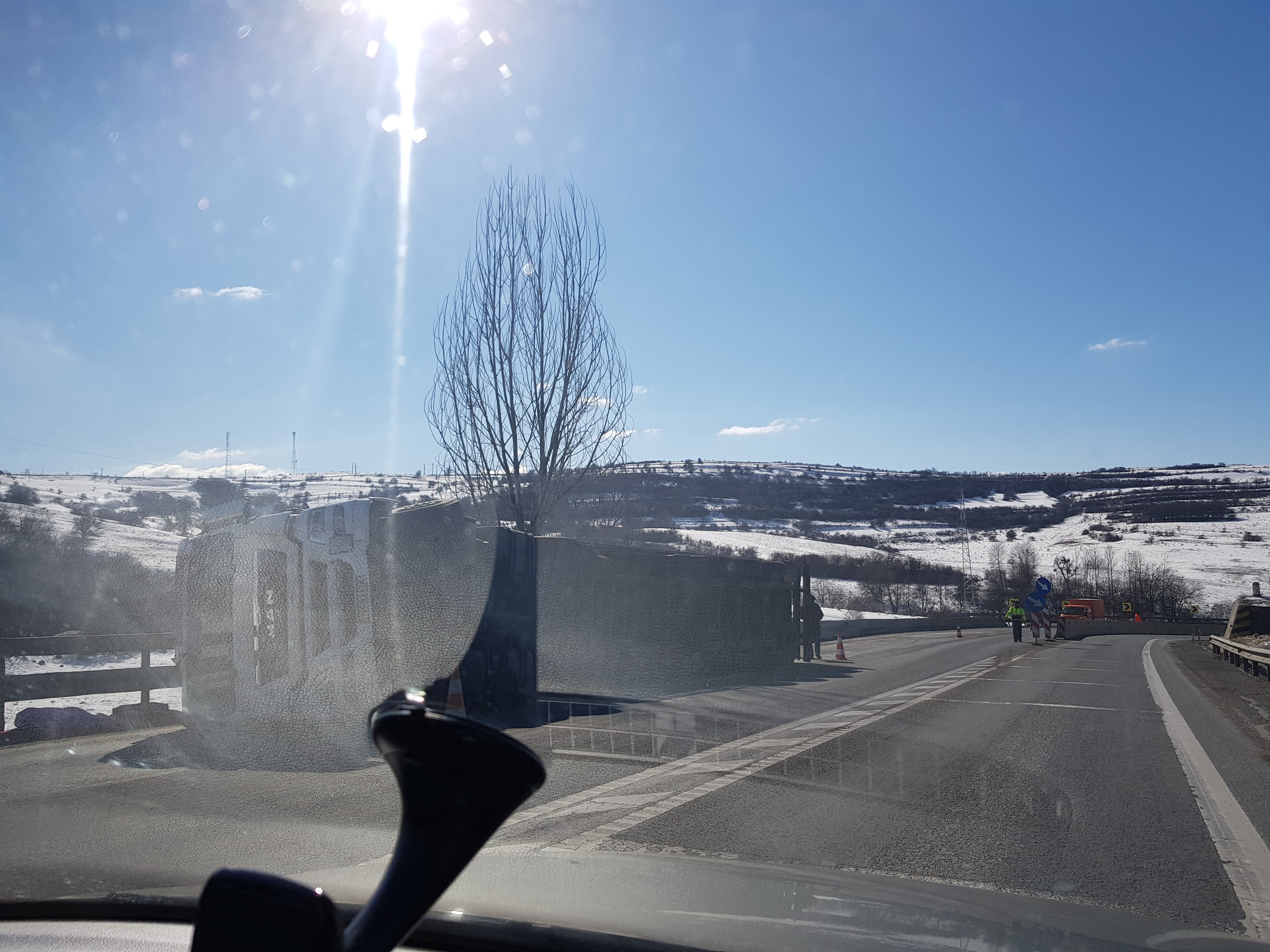 TIR răsturnat pe DN1 la Izvorul Crișului! Se circulă greu pe un sens!