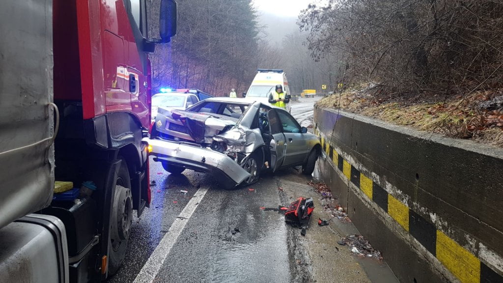 Accident între o maşină şi un TIR în Bucea pe Oradea-Cluj