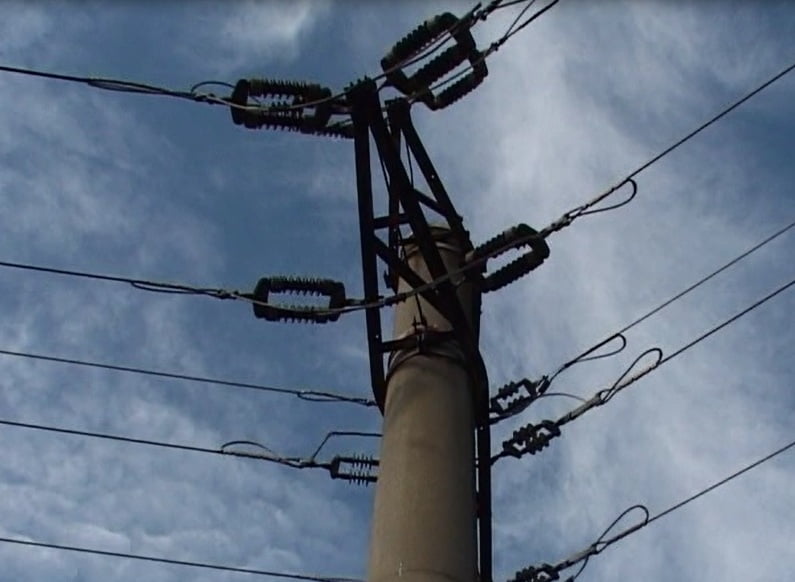 Un stâlp de electricitate a căzut pe carosabil în Băița pe DN 76
