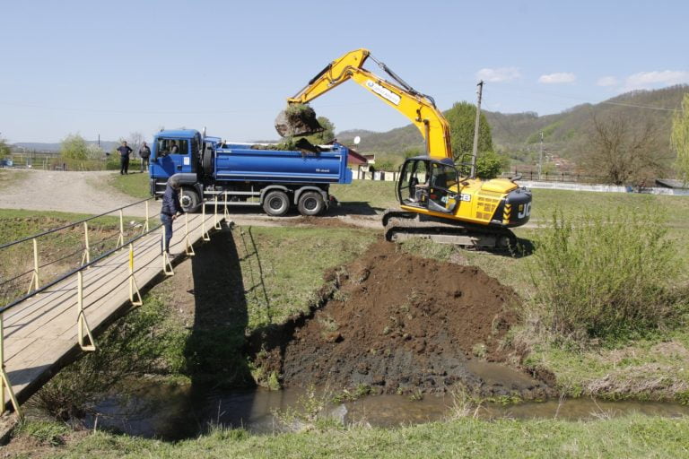ABA Crișuri Oradea a început decolmatarea pârâului Valea Bradului