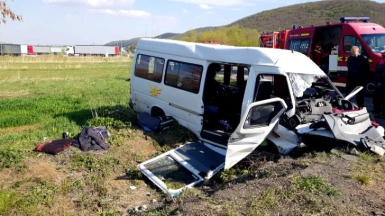 Accident grav pe DN1, la Căpuşu Mare, în judeţul Cluj. Un microbuz plin cu elevi s-a răsturnat !