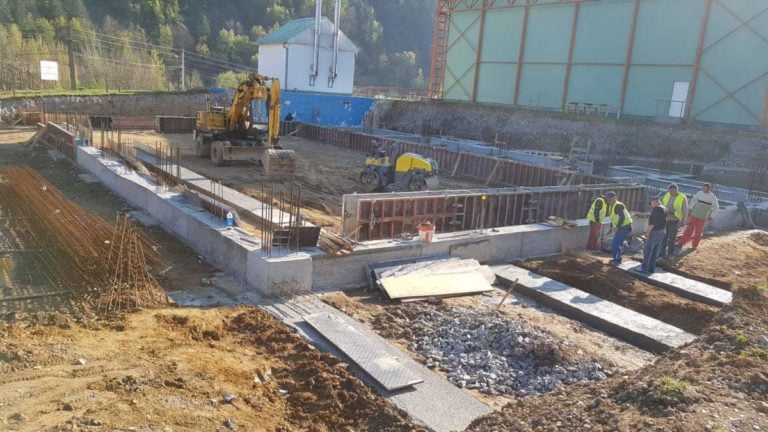 A fost semnat contractul de finanțare a proiectului tehnic pentru bazinul didactic de înot din Beiuș !