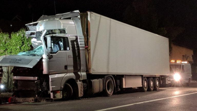 Un șofer a intrat cu TIR-ul direct într-o casă din Aleșd