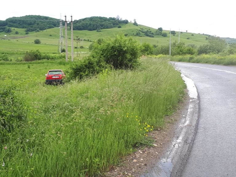 Cum s-au trezit poliţiştii din Huedin cu o maşină în câmp, în Aghireşu?