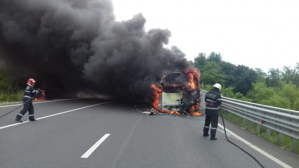 VIDEO&FOTO: Un autobuz a luat foc pe DN76