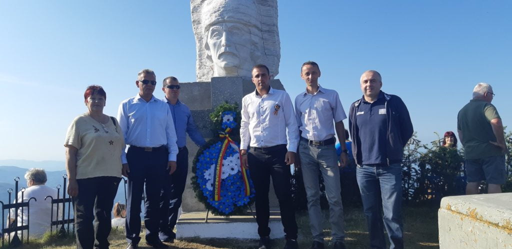 Filialele USR din Munții Apuseni au depus o coroană la Crucea lui Avram Iancu de pe Muntele Găina