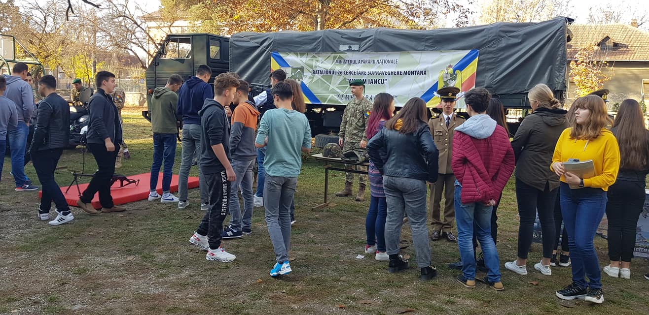 Curtea Liceului Teoretic „Avram Iancu” din Brad s-a transformat în poligon de Ziua Armatei României în Școli