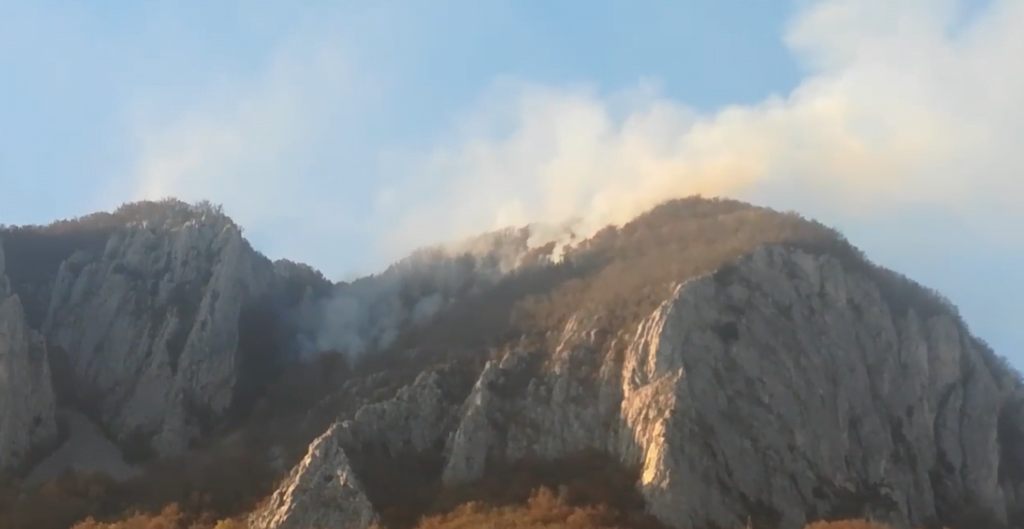 VIDEO: Incendiu de pădure în Buceş, vârful Vulcan! La ora 19.00 incendiul nu era stins!