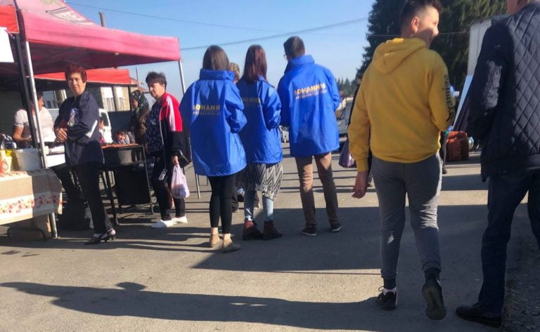 Tinerii liberali clujeni îi fac campanie lui Iohannis la Beliș