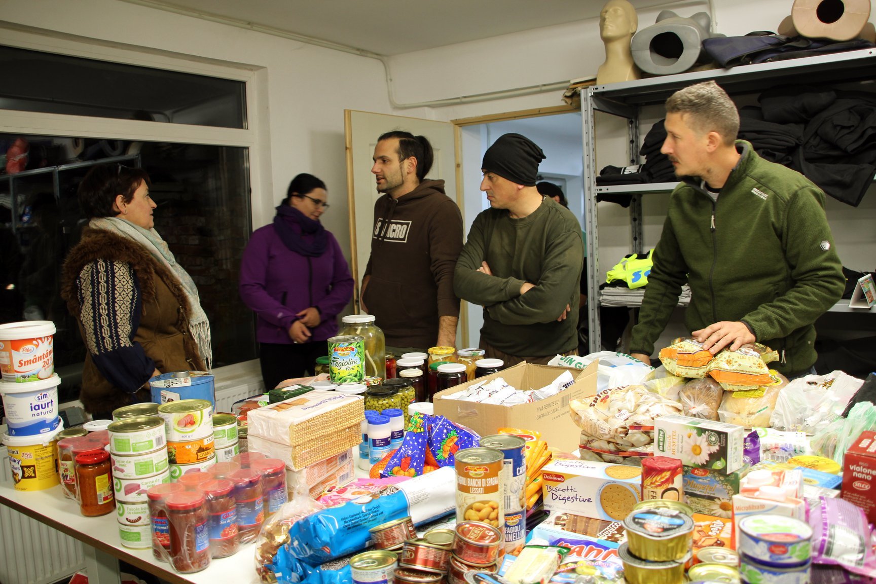 Voluntarii campaniei umanitare „Ajută satul” urcă în Apuseni să ajute bătrânii moţi