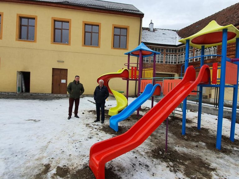 Complex de joacă pentru copii a fost finalizat în Câmpeni