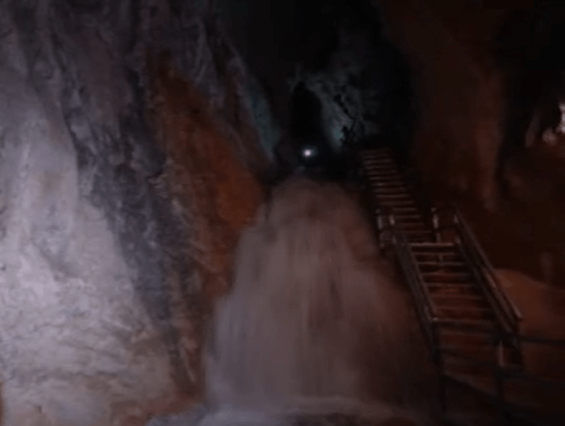Ploile şi zăpada topită au dus la formarea unui râu subteran spectaculos în peştera Poarta lui Ionele din Munţii Apuseni.