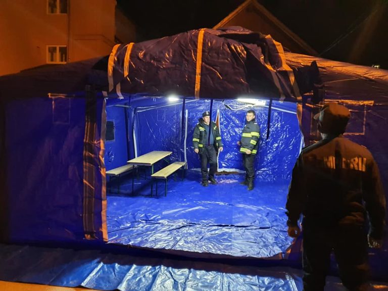 Criza CORONAVIRUS: Trei corturi de triere a pacienților au fost montate în incinta celor două spitale din Câmpeni!