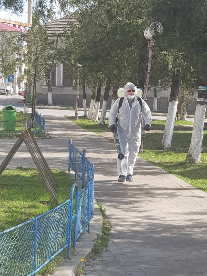 Ioan Todoca, primarul din Aleșd: Am început dezinfecția cu atomizare a trotuarelor, parcurilor și a curții Spitalului!