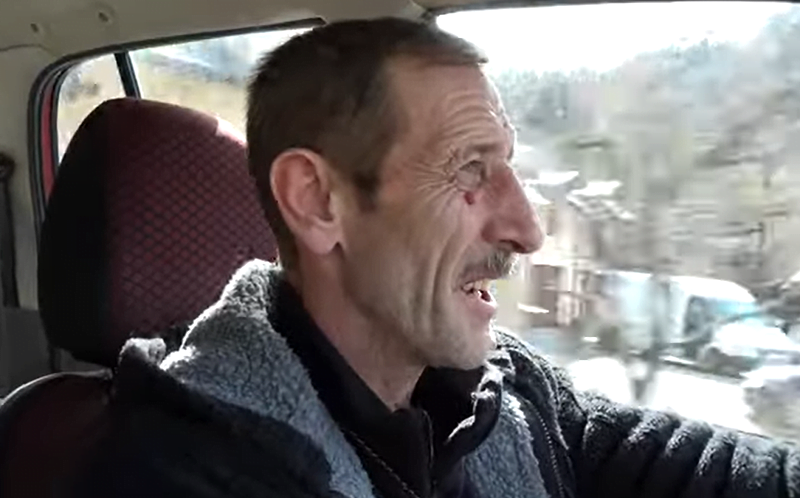Cum tratează MOȚUL, Nicușor, COVID-19? Un litru de țuică de prune și nu o sticlă deodată, că așa ajungi în rai cu roaba!