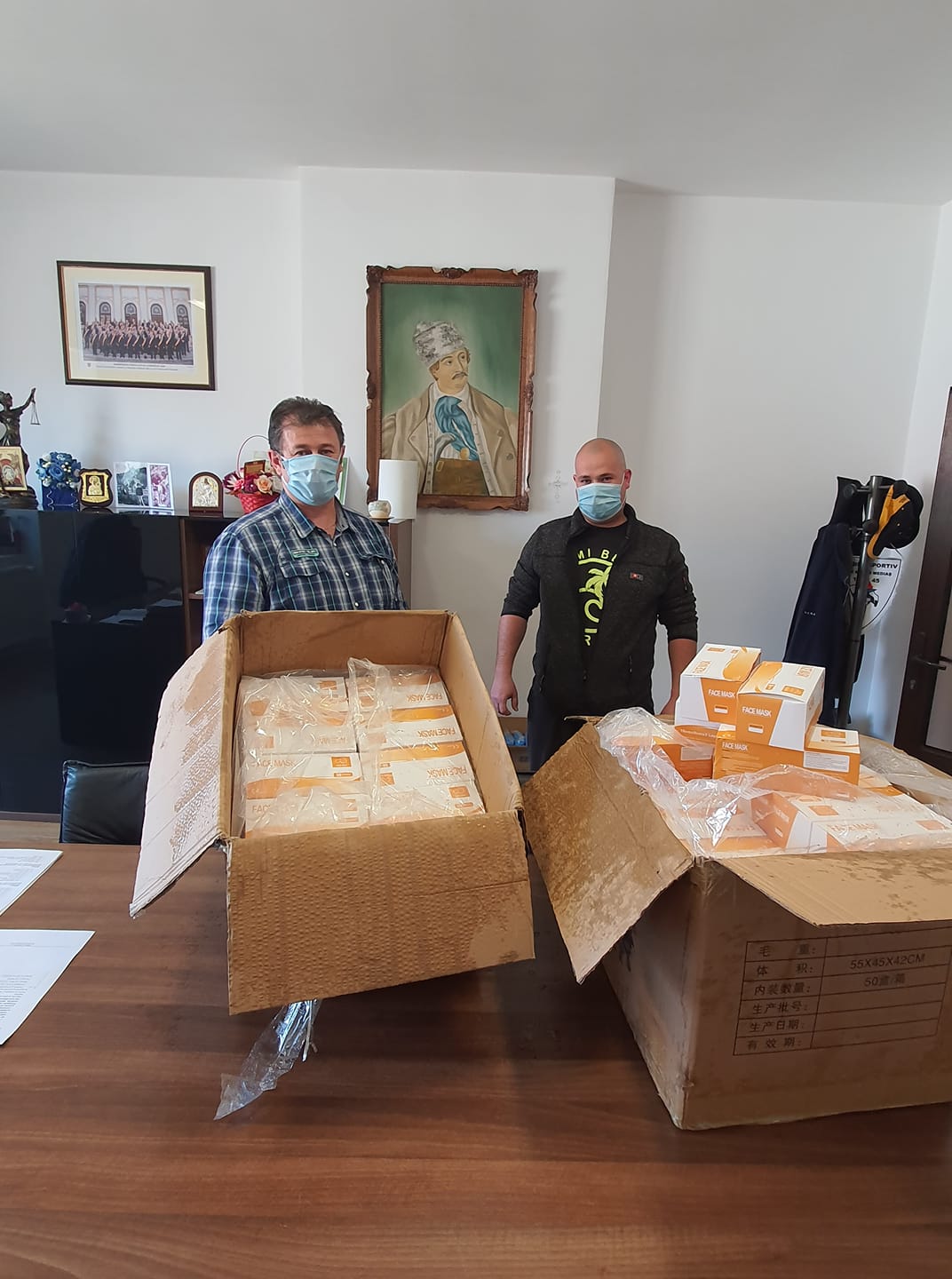 Un câmpănar plecat în America ajută orașul Câmpeni cu 4.000 de măști!