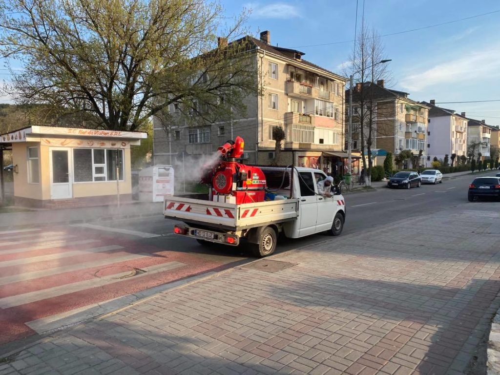 Dezinfecția continuă în Brad prin pulverizrea de substanțe biocide cu atomizorul pe străzile din oraș!