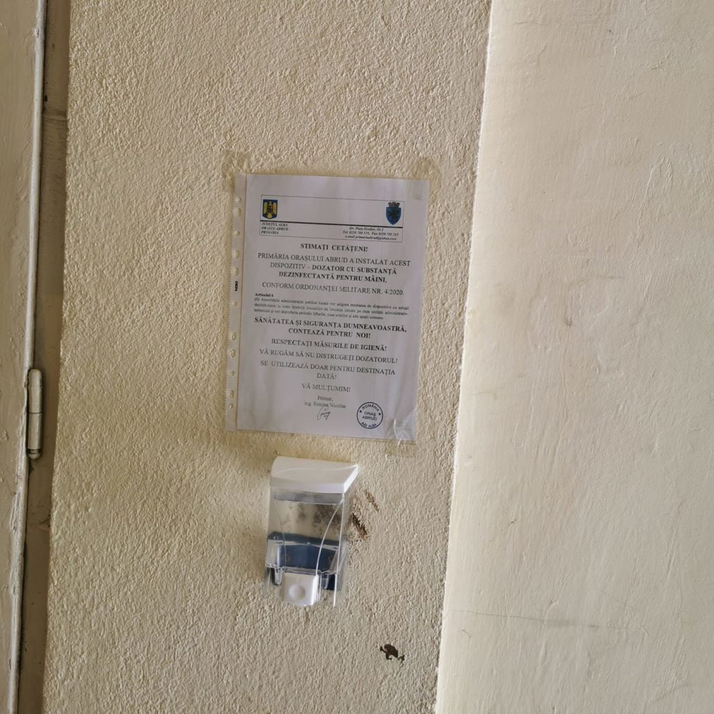 A început montarea dispozitivelor cu soluții dezinfectante în Abrud! Se vor monta în toate scările din oraș