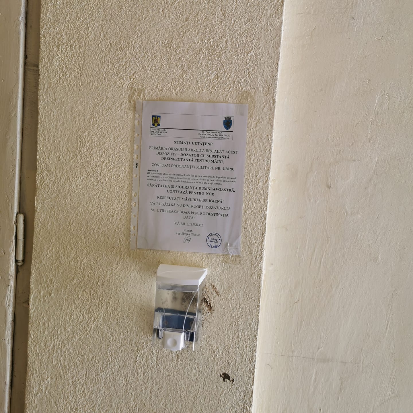 A început montarea dispozitivelor cu soluții dezinfectante în Abrud! Se vor monta în toate scările din oraș