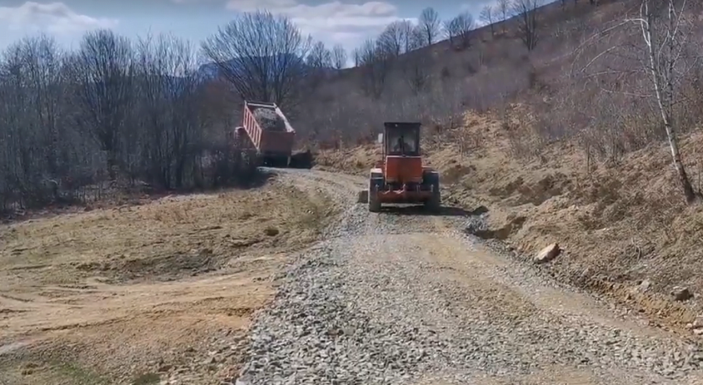 (VIDEO)La Abrud se continuă lucrările la modernizarea străzilor și în zodia coronavirusului!