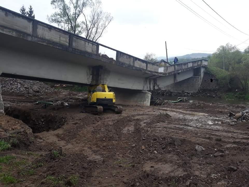 Podul dintre Valea Drăganului și E60 este distrus!