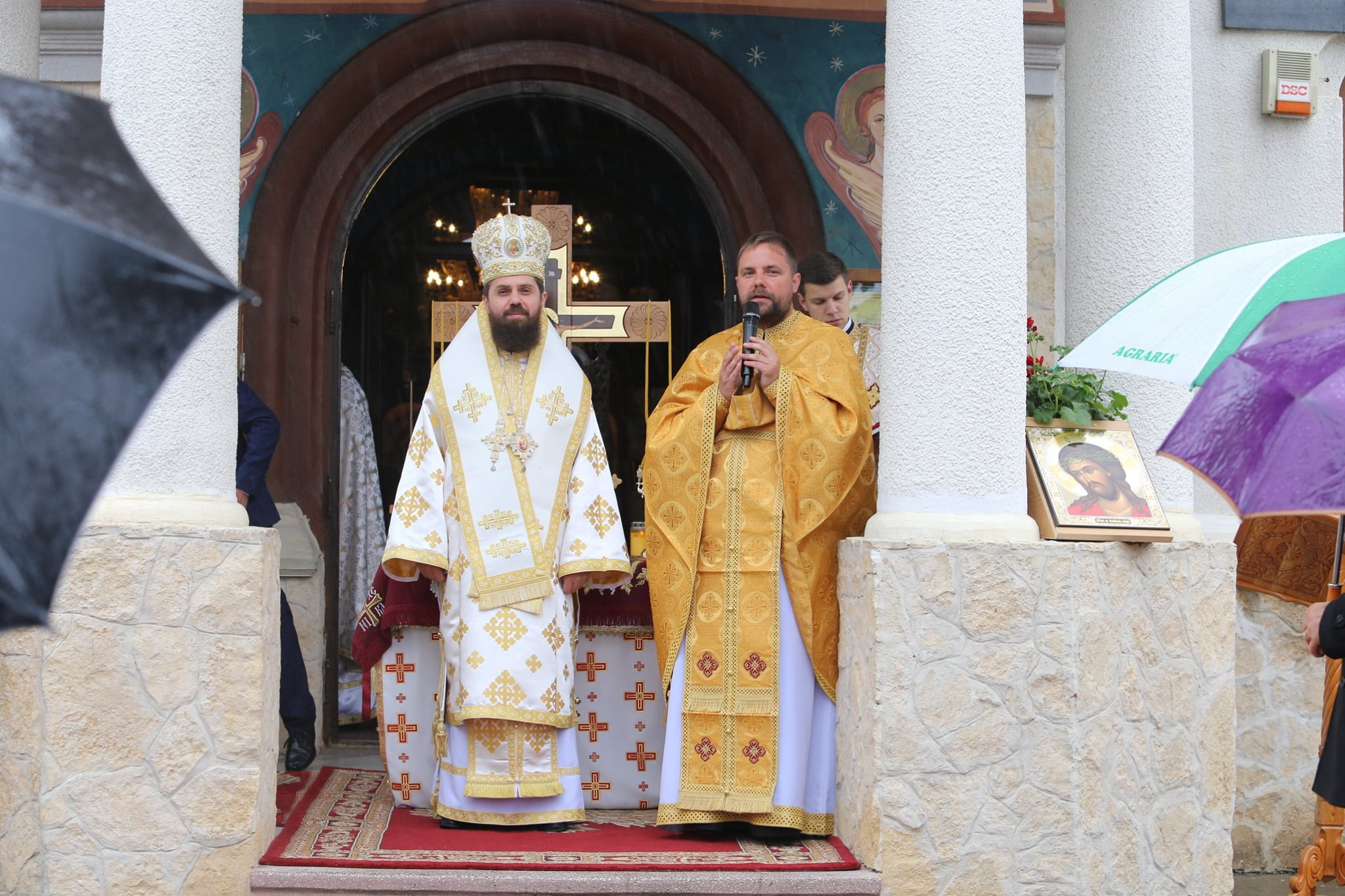 Preasfințitul Părinte Benedict Bistrițeanul a liturghisit și a predicat la „Catedrala Moților” din Huedin