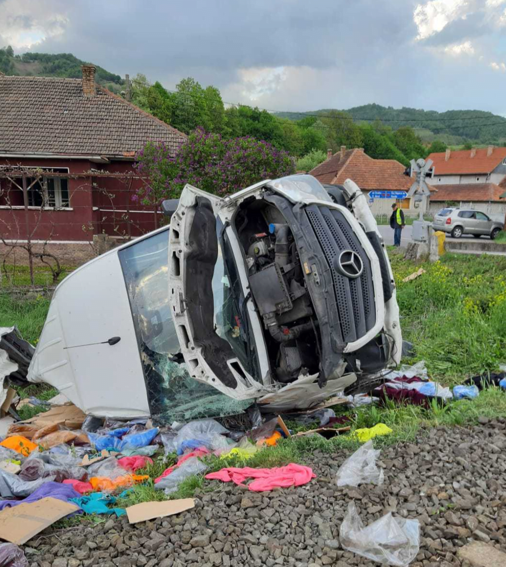 FOTO Un tren a lovit o dubă în Bucea! Șoferul dubei are suspiciuni de traumatisme la nivelul toracelui!