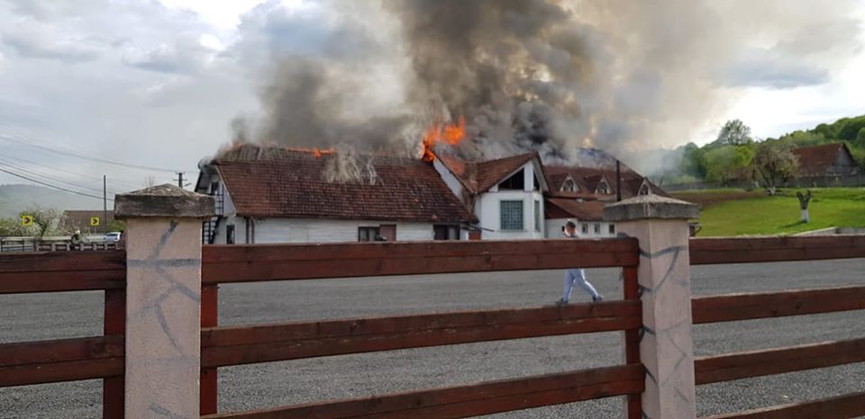 Incendiu puternic la un fost motel din Luncoiu de Jos! Pompierii din Brad au evitat un dezastru! 18 butelii cu GPL puteau exploda!