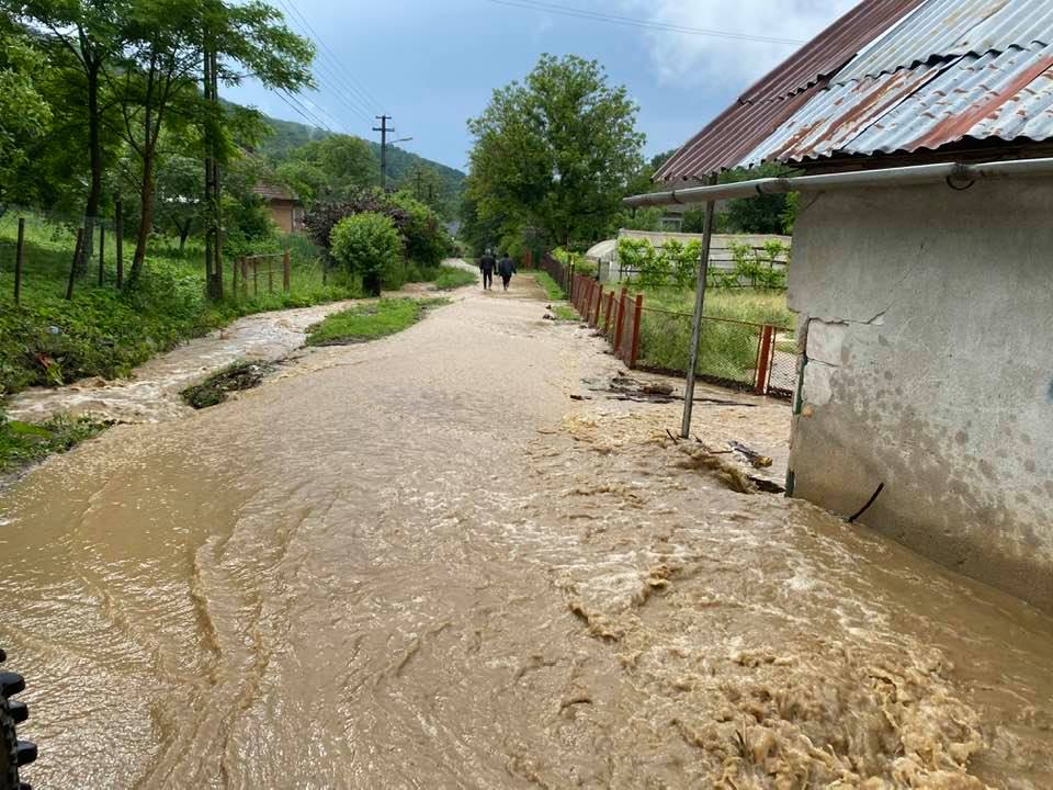 INUNDAȚII: Bradul a fost astăzi, pentru câteva ore, o mică Veneție