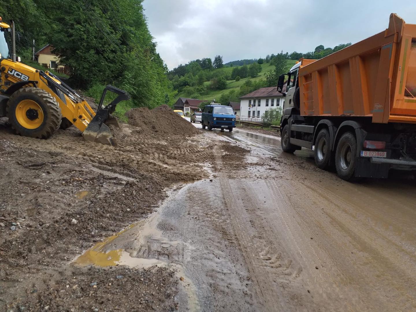 Ploile abundente au blocat drumul Ic Ponor – Răchițele! Cei de la Consiliul Județean Cluj au intervenit prompt!