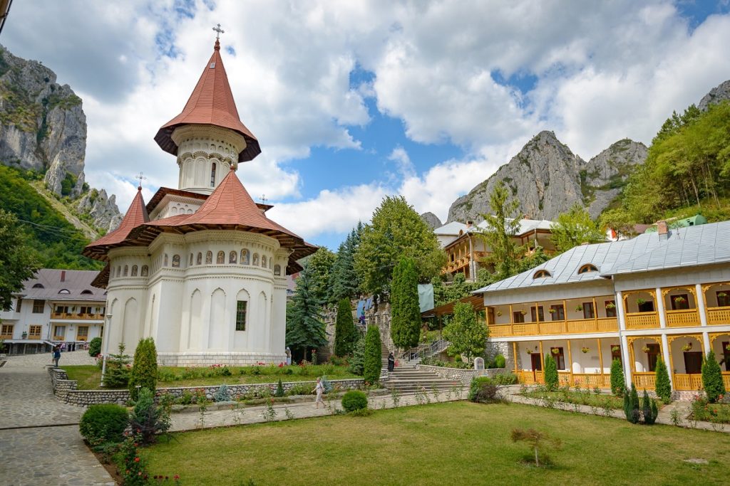 Duminică şi luni sărbătorim Pogorârea Sfântului Duh la Mănăstirea Râmeţ