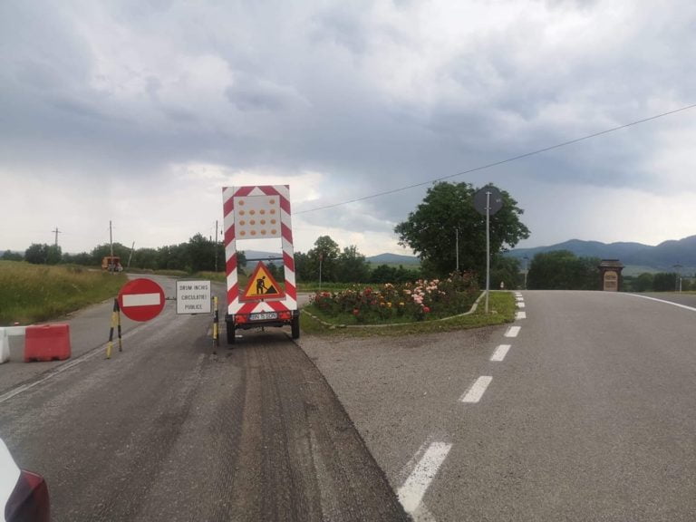 DN1R închis în zona localității Sâncraiu din cauza unei viituri.