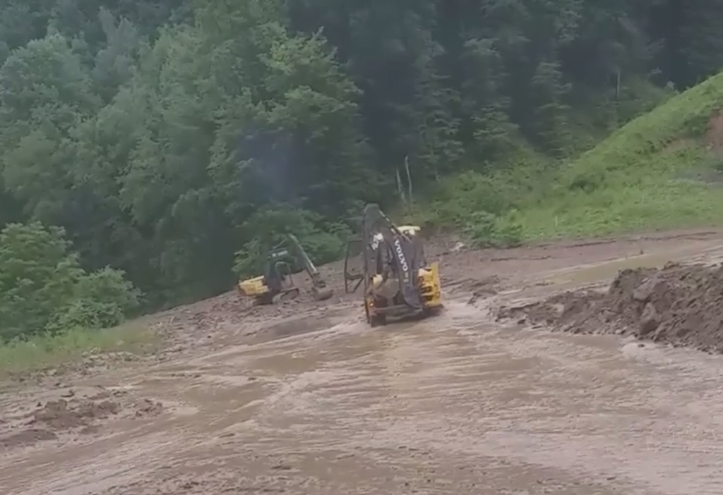 (VIDEO)Un drum a fost blocat în zona Pădurea Neagră, în urma ploilor abundente!
