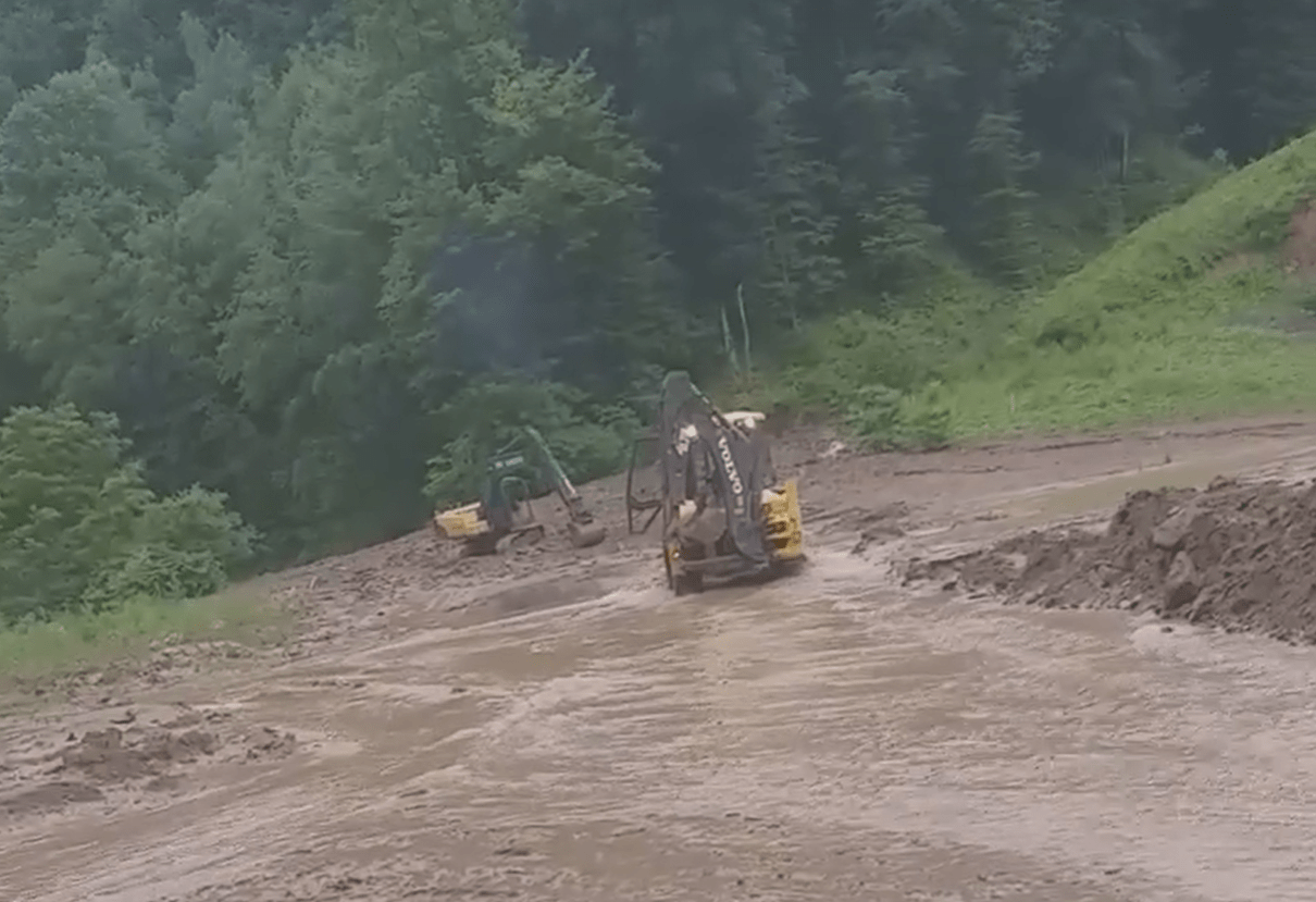 (VIDEO)Un drum a fost blocat în zona Pădurea Neagră, în urma ploilor abundente!
