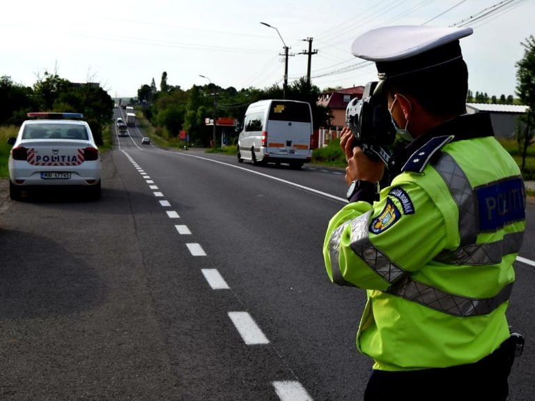 Sute de persoane și vehicule controlate de polițiștii din Huedin