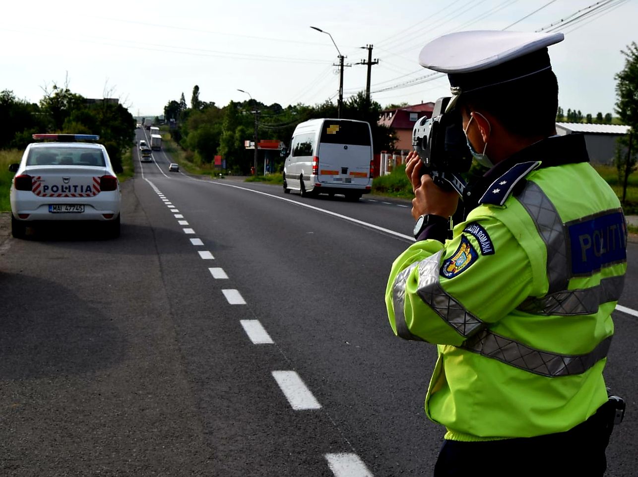 Sute de persoane și vehicule controlate de polițiștii din Huedin