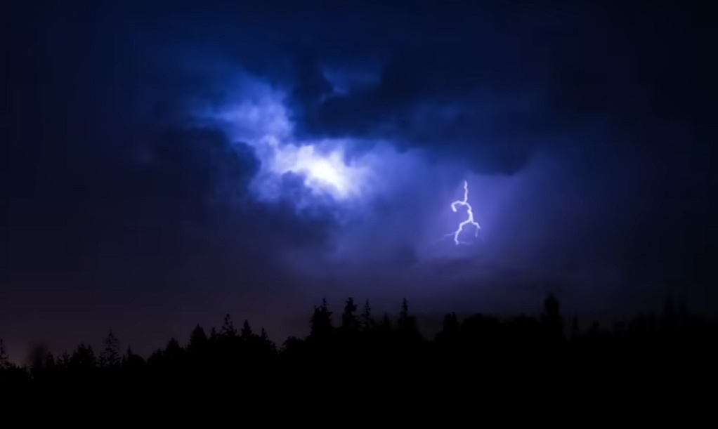 Cod galben de averse torențiale, descărcări electrice, grindină şi vijelii în Munții Apuseni!