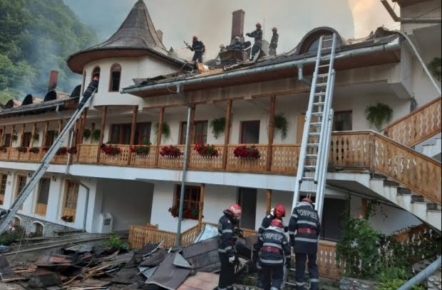 Un voluntar de la Mănăstirea Râmeţ este cercetat pentru incendiul în care a ars depozitul de lemne al  aşezământ călugăresc!