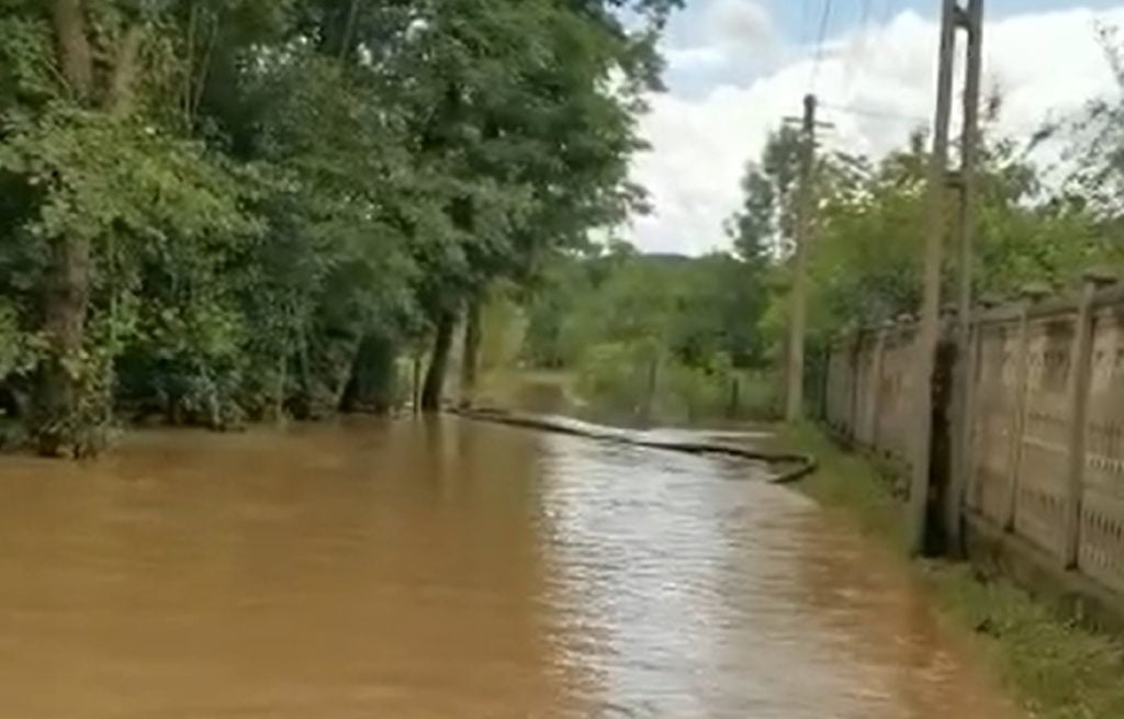 (VIDEO) Satul Țărmure, din Hălmagiu, a fost izolat după ce Crișul Alb a anundat drumul comunal 50!
