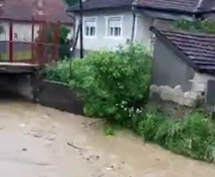 VIDEO Pericol de inundații în Ciucea! Valea care coboară din Vânâtori, aproape să inunde localitatea!