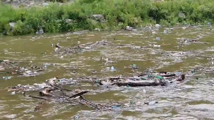 Tone de gunoaie (VIDEO) pe râul Arieș, în aval de barajul de la Mihoiești!